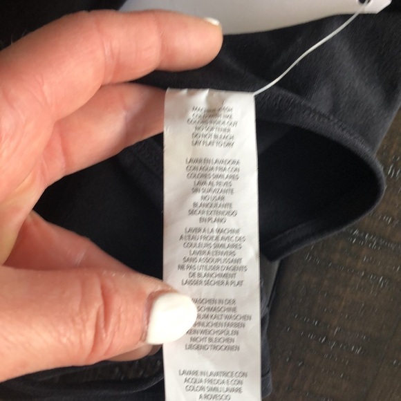 𝅺NEW Fabletics “New Wave” Black Athletic Tank Top Side Cutout Seamless Size M - Picture 6 of 7